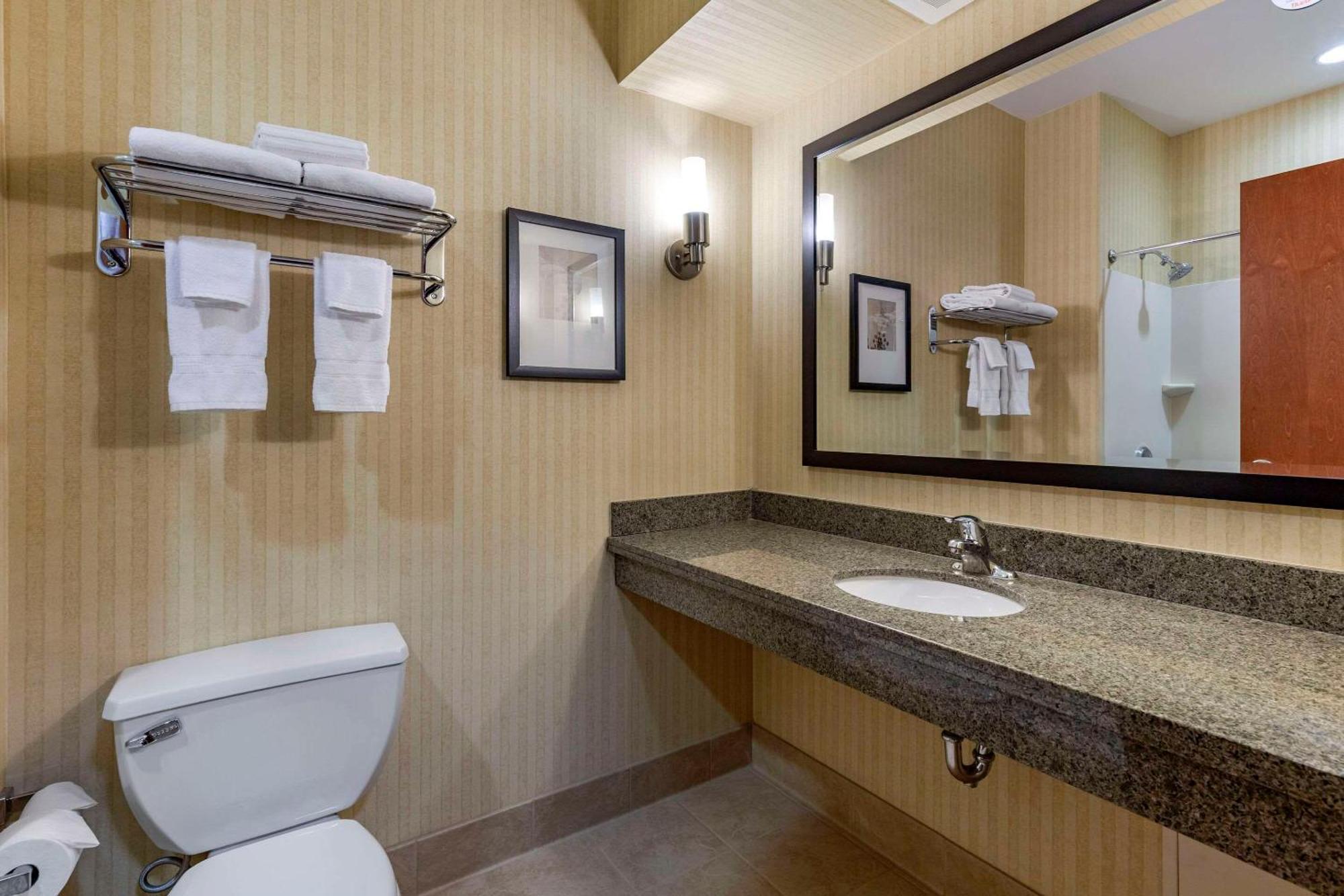 Comfort Inn & Suites Gateway To Glacier National Park Шелби Экстерьер фото