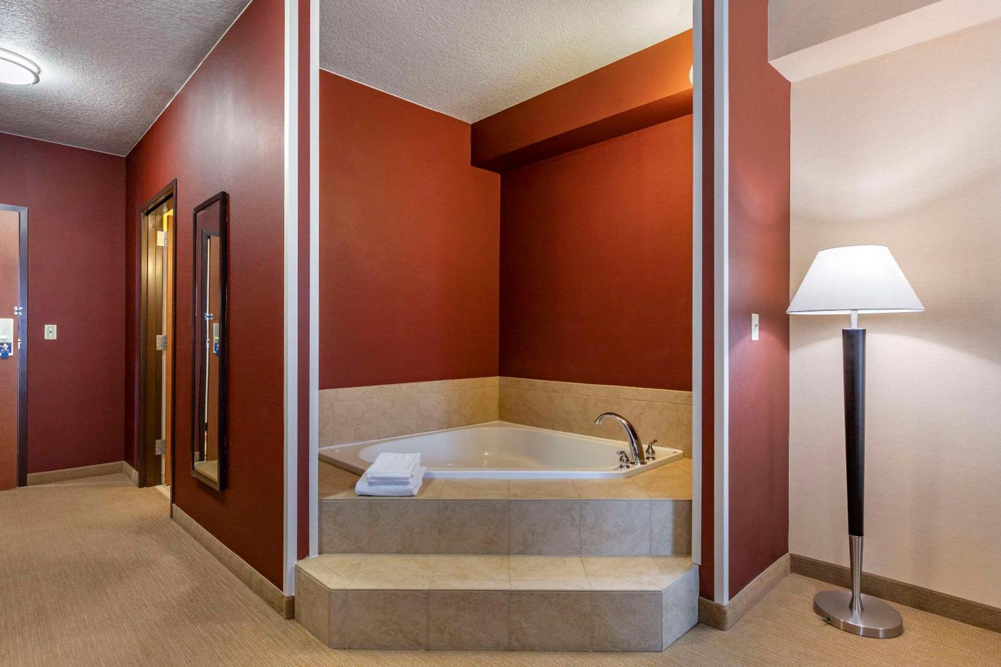 Comfort Inn & Suites Gateway To Glacier National Park Шелби Экстерьер фото
