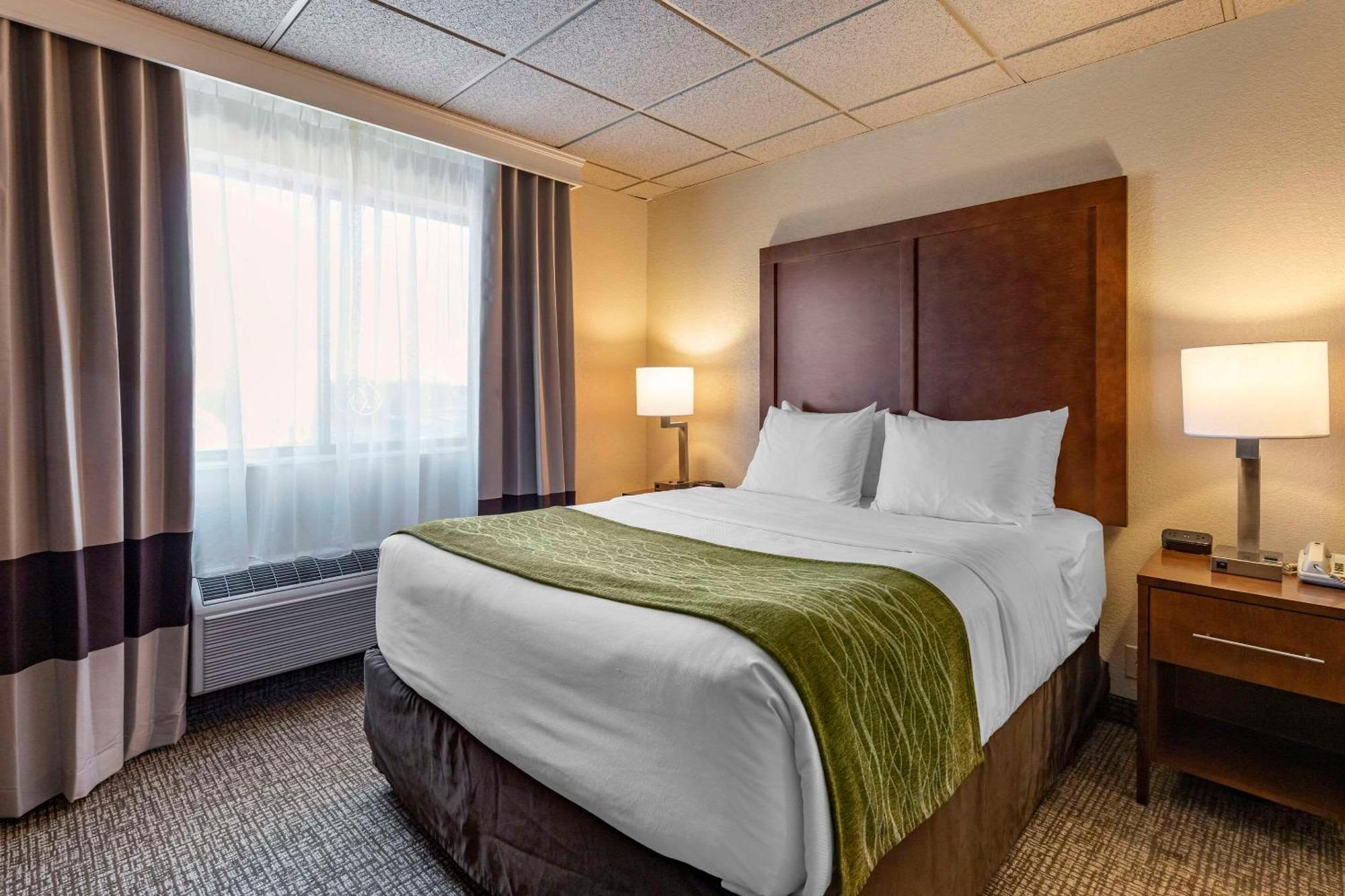 Comfort Inn & Suites Gateway To Glacier National Park Шелби Экстерьер фото