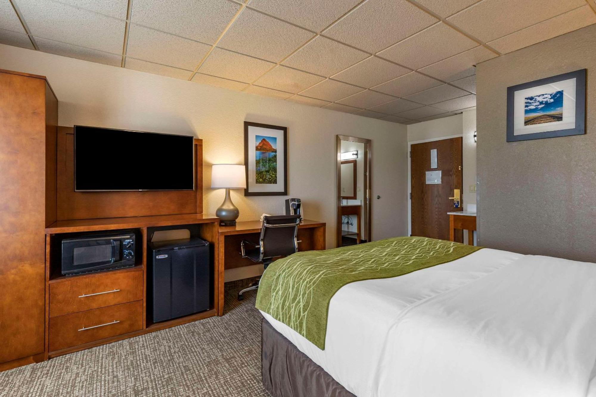 Comfort Inn & Suites Gateway To Glacier National Park Шелби Экстерьер фото